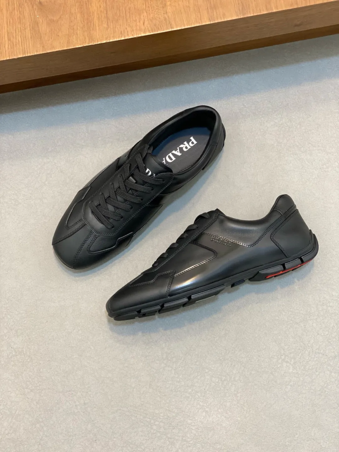Men's Men's Shoes 💰800 Prada/Prada Men's Leather Casual Sports Shoes, a hot product made in Guangzhou! Made of imported calfskin splicing upper, three-dimensional geometric segmentation, precision manufacturing, uniform stitching, leather texture at a glance, multi-color splicing, fashionable and generous, soft, comfortable and breathable, decorated with PRADA letter logo on the outside, classic letter logo on the tongue, fabric strap on the heel, P family's classic sports shoe type, with fabric lining, silver logo cowhide foot pads, and P family's exclusive rubber outsole. The details are carefully crafted, making it a versatile item for travel! Comes with original box and dust bag! Multiple colors available! Size: 39-40-41-42-43-44 standard leather shoe size (38, 45 customized ¥)